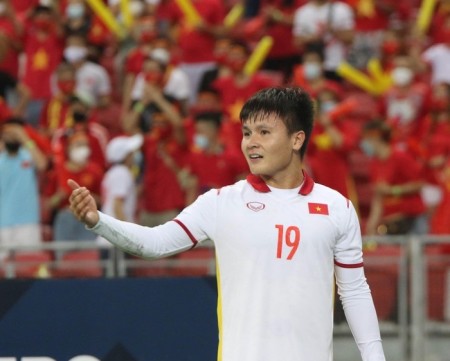 CĐV ĐNÁ mỉa mai: 'Tại sao Quang Hải không đến PSG nhỉ, cậu ta có thể giúp họ vô địch Champions League'