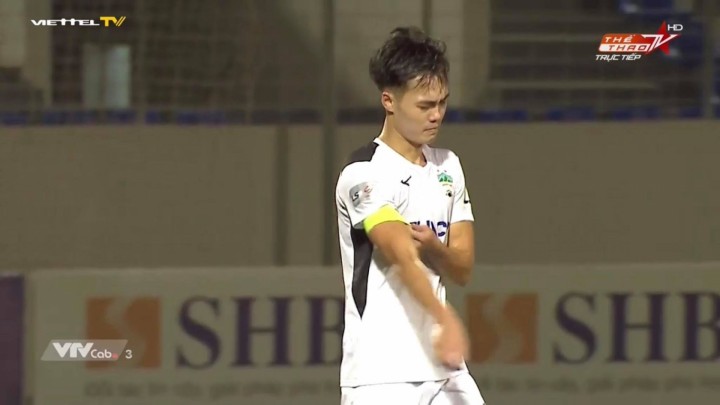 Van Toan was upset after losing SHB Da Nang. (Screenshots)