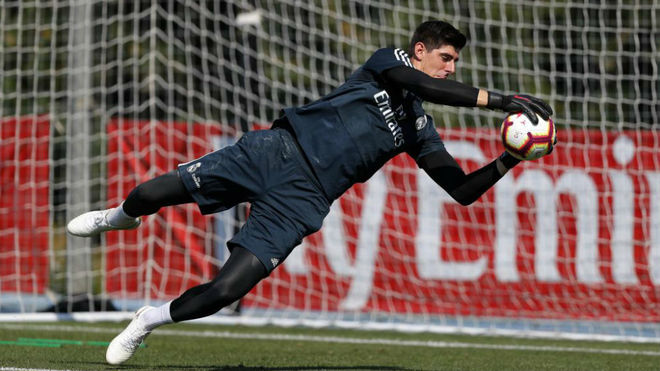 Courtois lần đầu nhận vinh dự lớn ở mùa giải năm sau trong màu áo Real Madrid