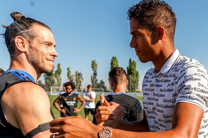 VIDEO: Raphael Varane tạm biệt các cầu thủ Real Madrid, lên đường đến Manchester.